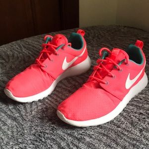 NIKE ROSHERUN WOMENS SNEAKERS NIKEHYPER